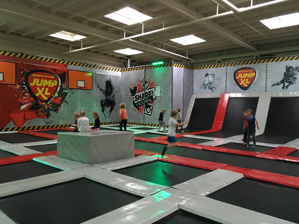 Springen bij Jump XL, een groot trampolinepark voor kinderen