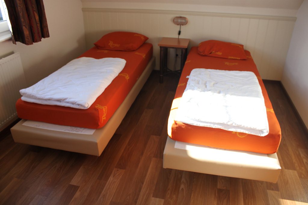 En twee van deze kamers, genoeg ruimte voor 6 personen.