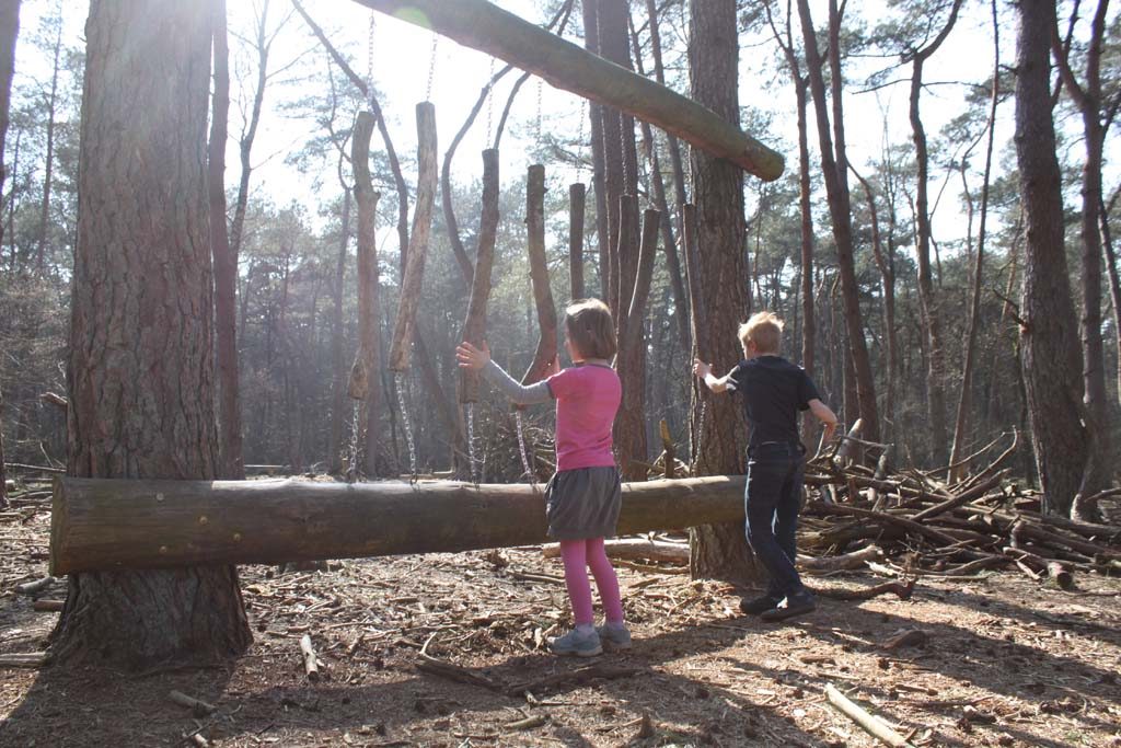 Muziek maken in het bos.