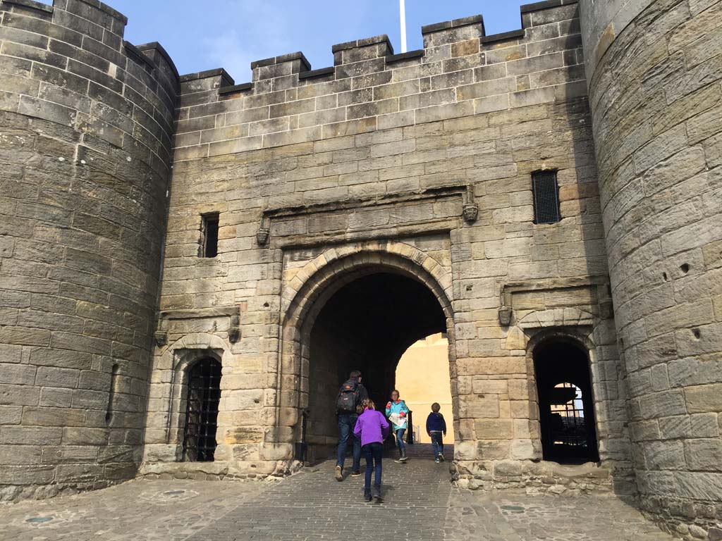 De ingang van Stirling Castle is al indrukwekkend, vakantie naar schotland met kinderen