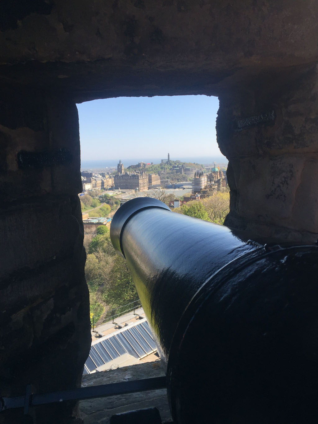 Uitzicht vanuit Edinburg Castle op de stad. Schotland met kinderen