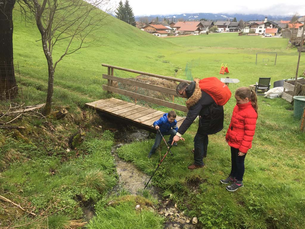 Spelen met water bij de Geologische Wege in Wallgau.