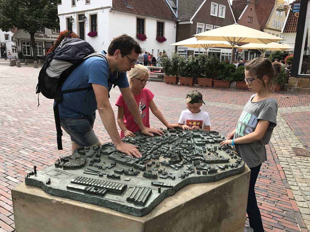 Op het plein in Lingen staat een maquette van de stad. Leuk om te kijken of de kinderen weten hoe we gelopen zijn door Lingen in Emsland
