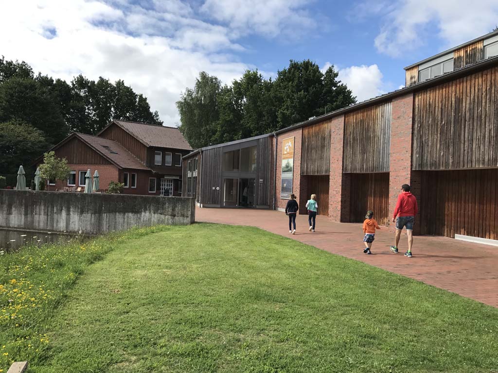 Het Moor Museum is ruim opgezet. Bij de ingang bevindt zich het hoofdgebouw met daarnaast het cafe en de speeltuin in regio Emsland