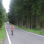 Fietsen langs het lipnomeer 10 We fietsen verder over de gewone weg, die heerlijk rustig is.