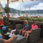 Fietsen langs het lipnomeer 7 We stoppen bij het Landal park in Lipno voor een drankje op het terras