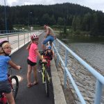 Fietsen langs het lipnomeer 8 we vervolgens onze tocht over de stuwdam naar de andere kant van het meer