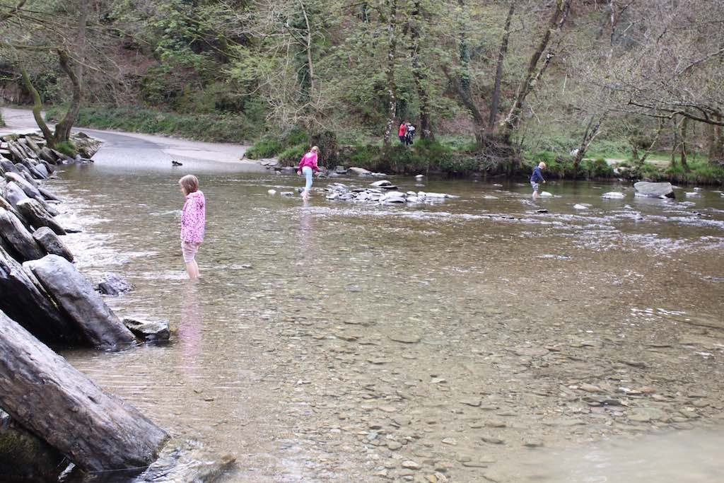 Het water bij de Tarr Steps is ideaal voor jonge kinderen, nergens sterke stroming en ondiep.
