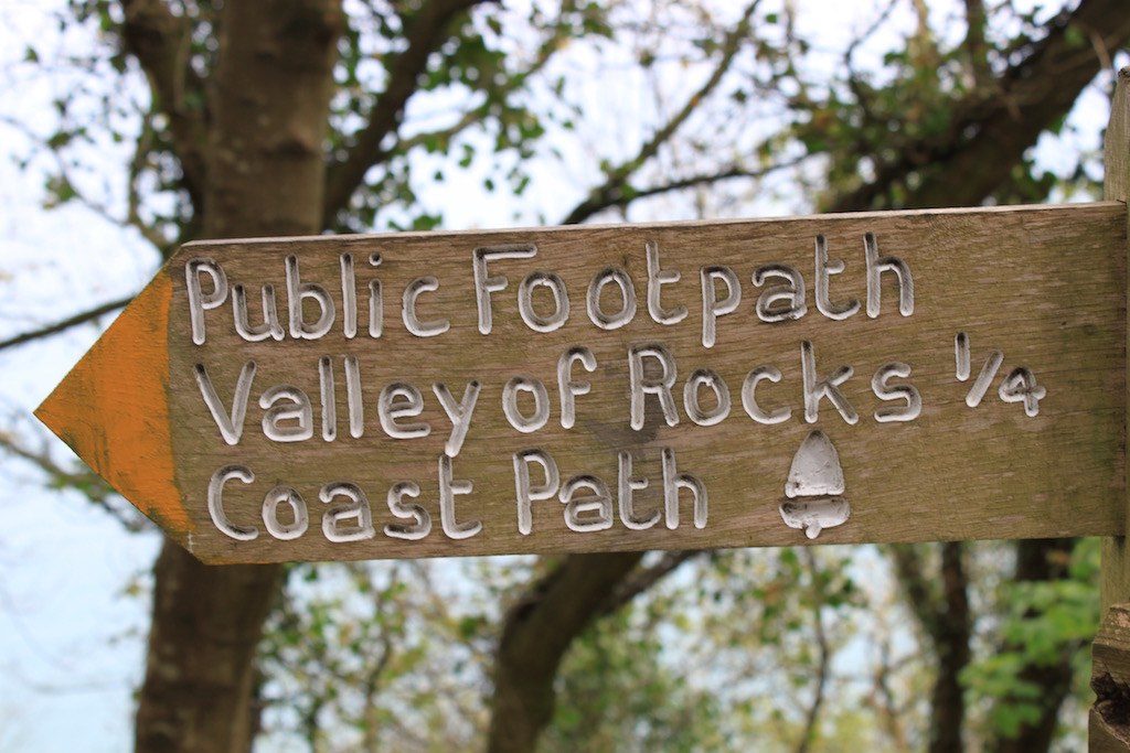 Deze bordjes gaan wij volgen. Een etappe van het South West Coast Path met kinderen.