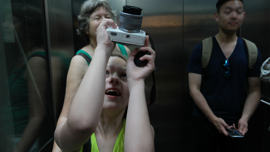Maureen maakt foto's in de lift.