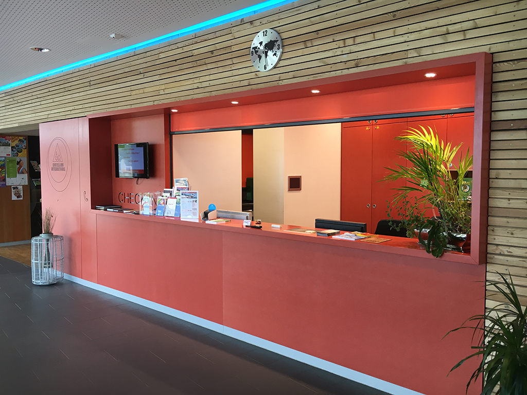 Karijn-Youthhostel-Beaufort-De-kleurrijke-receptie