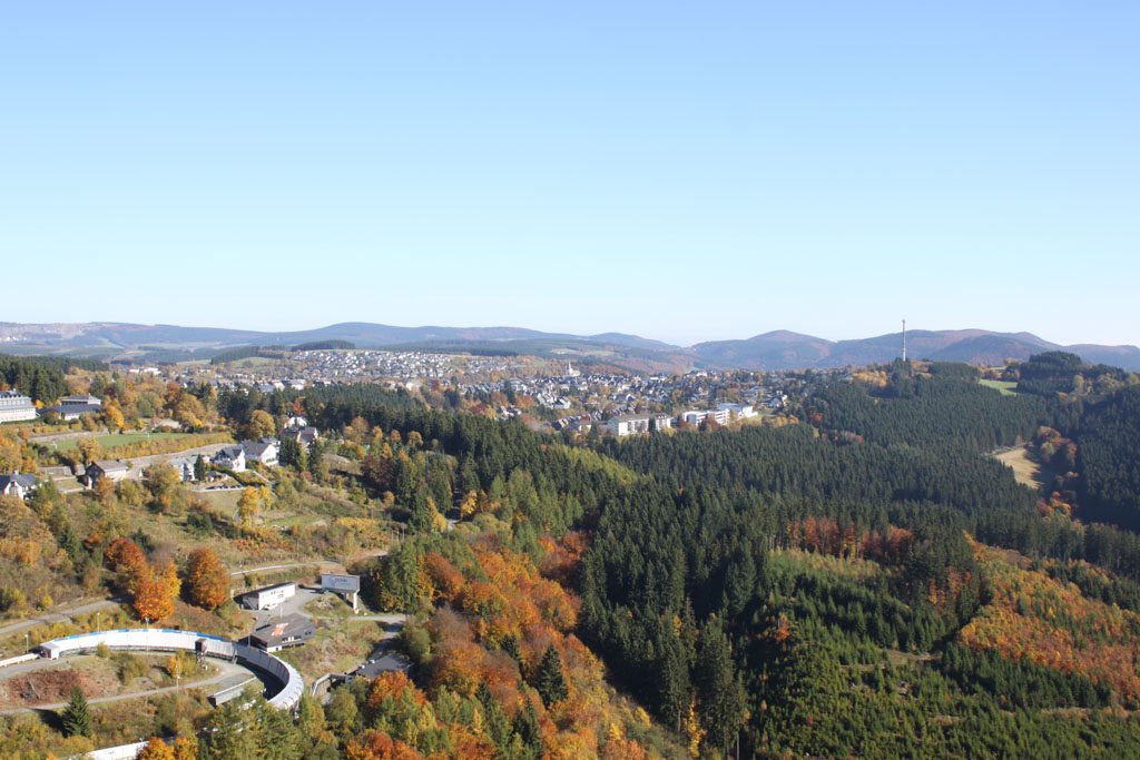 De heuvels en bossen van het Sauerland Winterberg zonder sneeuw