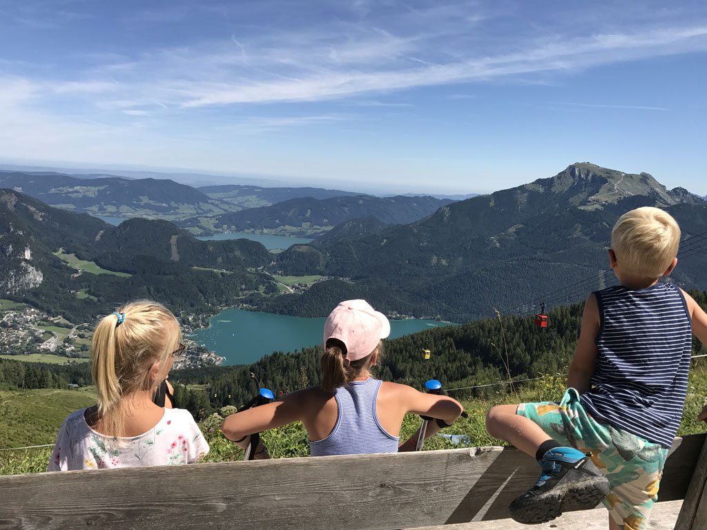 De Wolfgangsee is een helder blauw meer tussen de bergen in Salzburgerland. Wandelen rondom de wolfgangsee