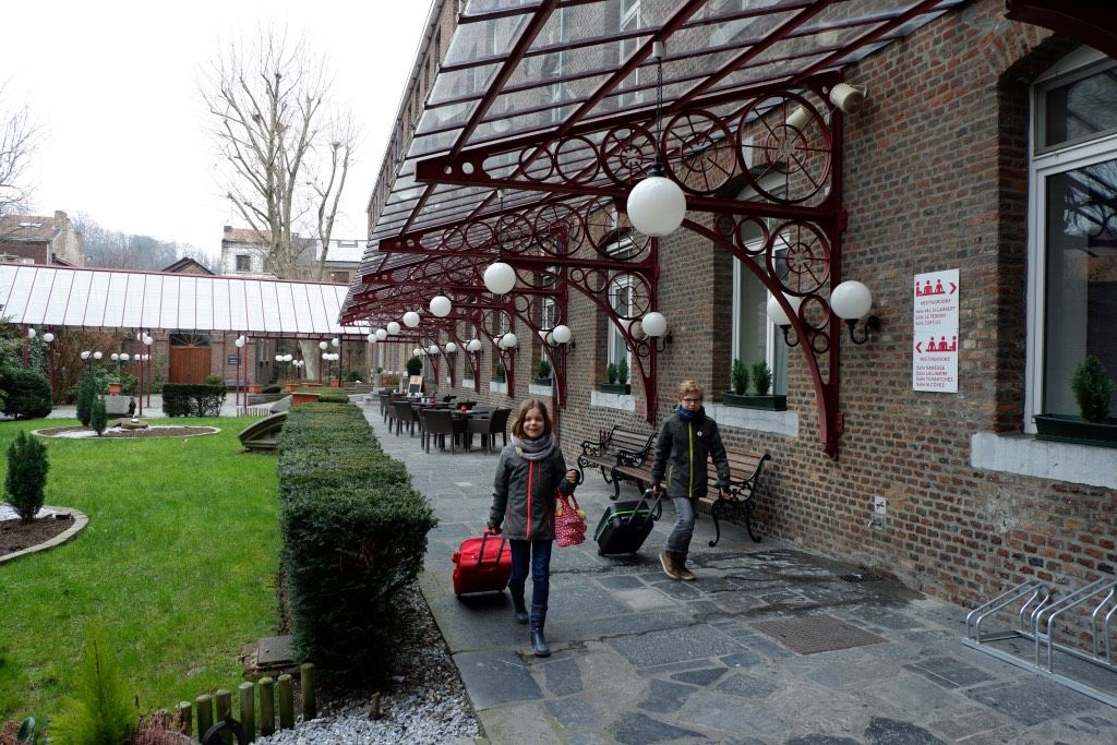 Lieke en Faas arriveren bij het hotel in het centrum van Luik