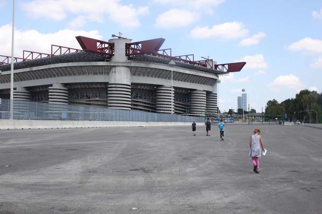 Het is maar een klein stukje lopen vanaf het metrostation naar het stadium, maar het asfalt is gloeiend heet.