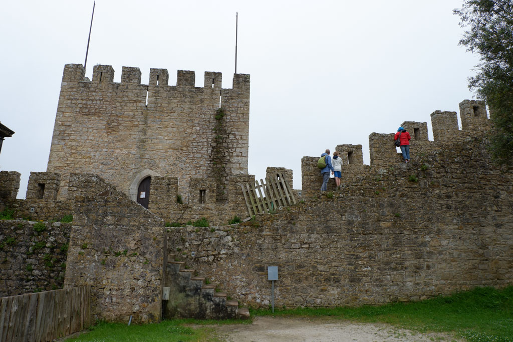 Uitkijken vanaf de kasteelmuur in Obídos
