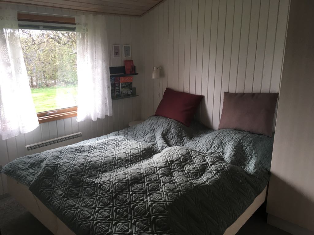 De slaapkamer met tweepersoonsbed.