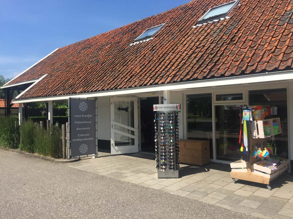 Op Landal Resort Haamstede is een mini supermarkt, fietsverhuur en leuke restaurants.