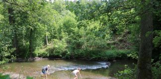 Het kleine riviertje bij de camping heeft een onweerstaanbare aantrekkingskracht op onze kinderen.