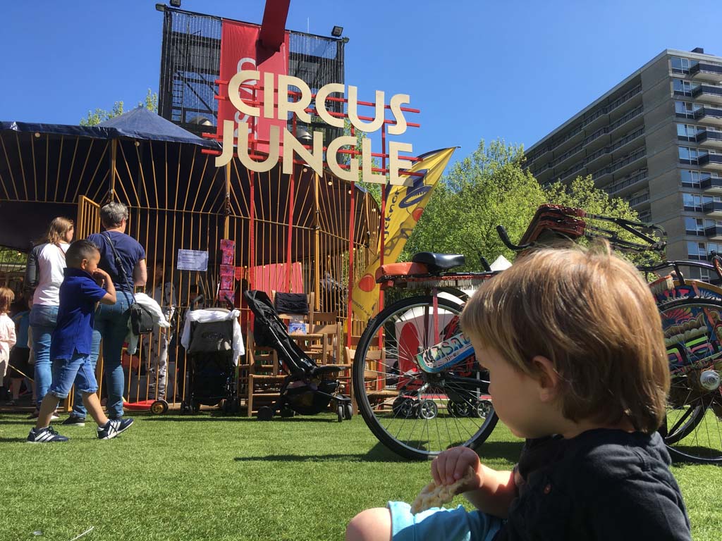 In de Circus Jungle worden allerlei workshops gegeven. Tussendoor mogen kinderen er spelen.