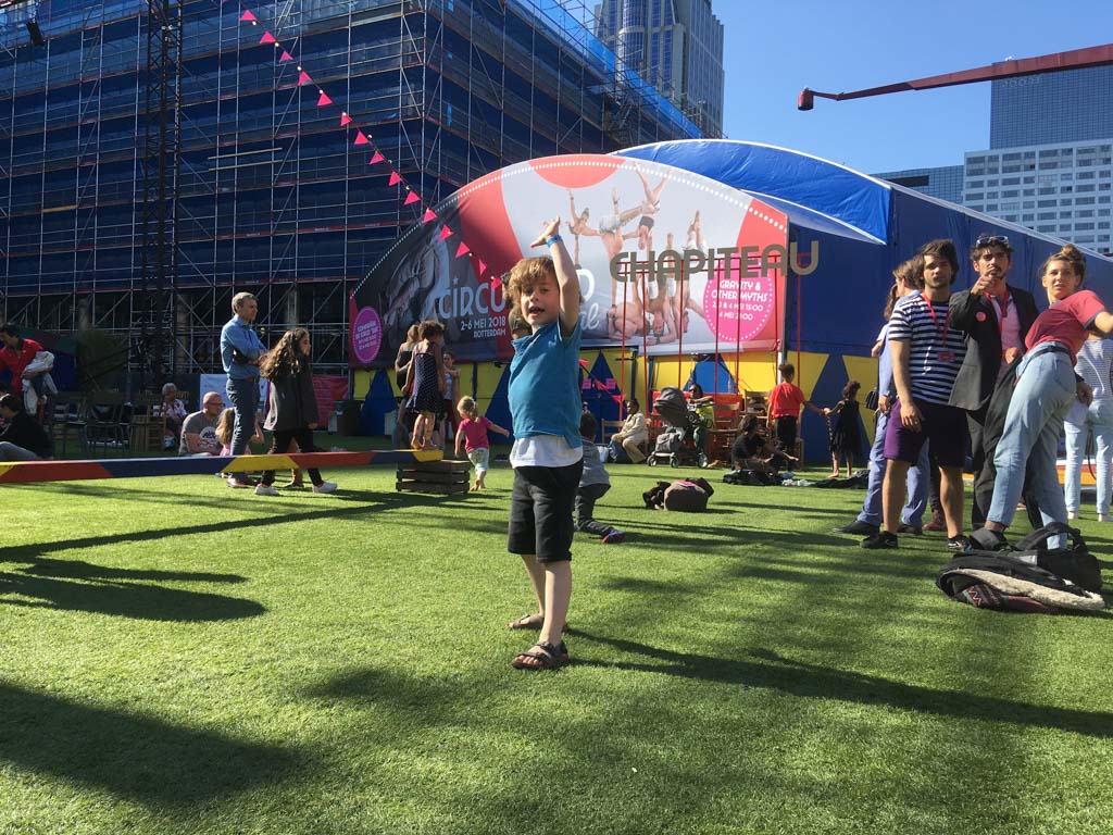 Op het Circusstad Festival is lekker veel ruimte voor grote en kleine mensen om kunstjes te oefenen.