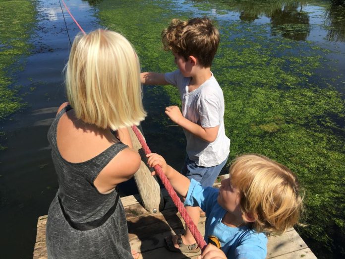 Van top tot teen onder de modder in speeltuin De tuin van Floddertje