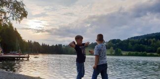 Niets leukers dan steentjes gooien in het meer als de zon onder gaat camping-maltschacher-see-karinthië (20)