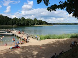 Het zwemstrand in Ryn. Hier hebben we ook de waterfiets gehuurd.