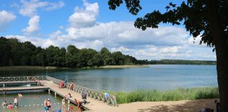 Het zwemstrand in Ryn. Hier hebben we ook de waterfiets gehuurd.