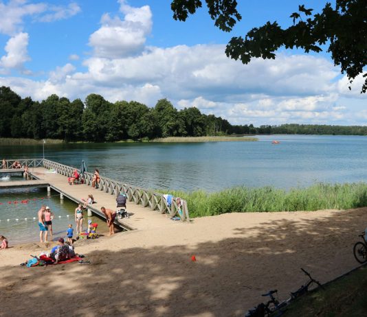 Het zwemstrand in Ryn. Hier hebben we ook de waterfiets gehuurd.