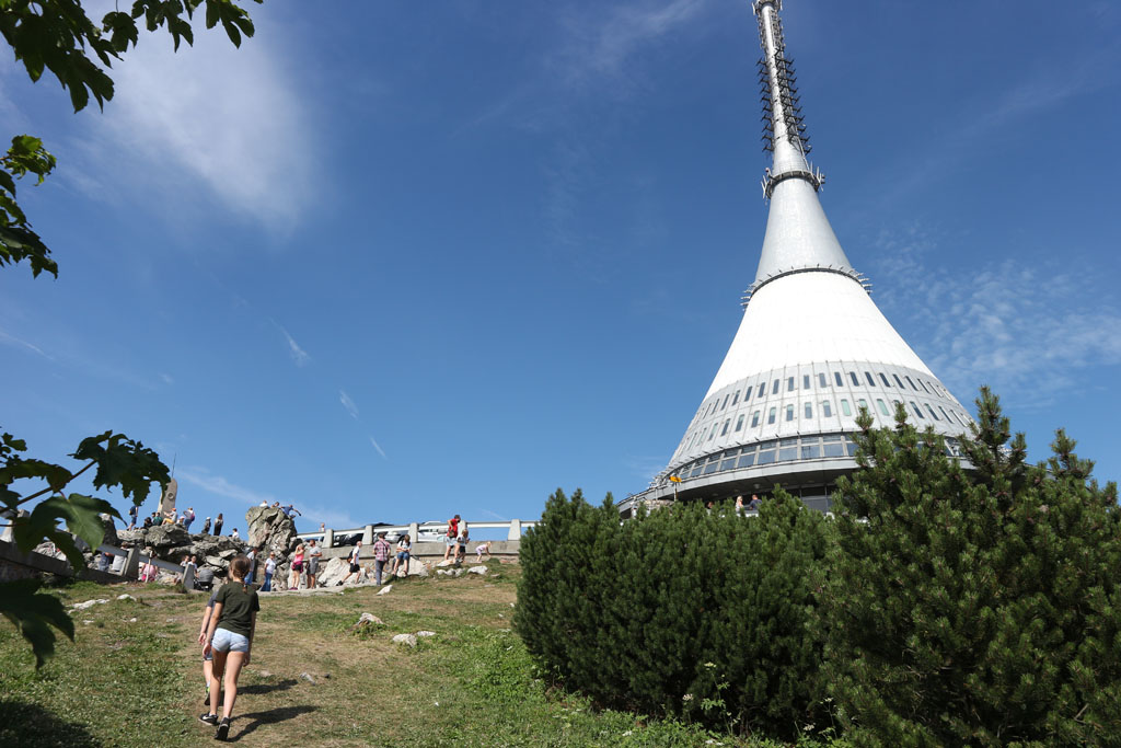 Bovenop de beroemde berg van Liberec, met de bijzondere toren.