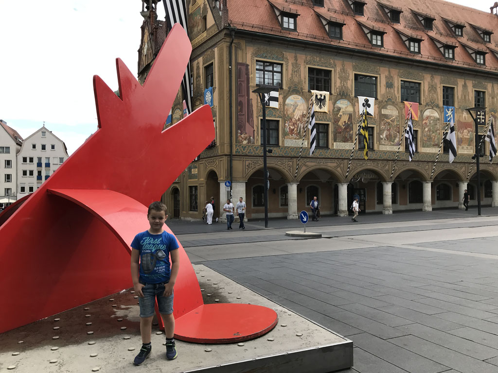 Eerste stop: dit kunstwerk met op de achtergrond het Rathaus.