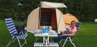 De inklapbare picknicktafel met losse stoelen voor de volwassenen.