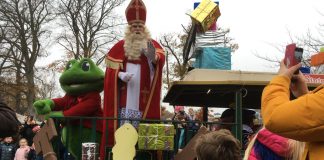 Sinterklaas en Rick de Kikker zwaaien naar ons.