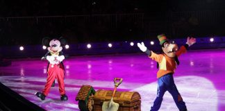 De klassieke Disneyfiguren Mickey en Goofy openen Disney on Ice 2018.