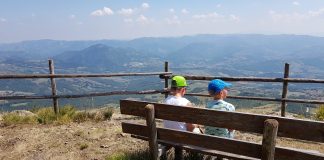 Genieten van het prachtige vergezicht op één van de bergtoppen van de Apennijnen.