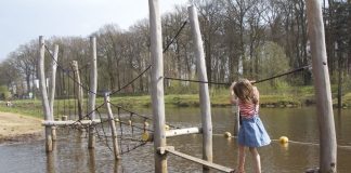 De waterspeeltuin op het speelstrand van De Koeksebelt.