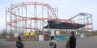 De achtbaan van het familiepretpark in Devon: niet over de kop, maar wel hard!