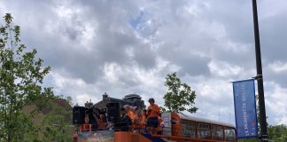 Met alle oranjefans achter de bus aan.