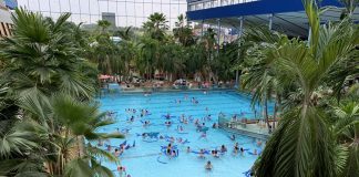 Vanuit onze hotelkamer kunnen we het golfslagbad van Therme Erding goed zien.