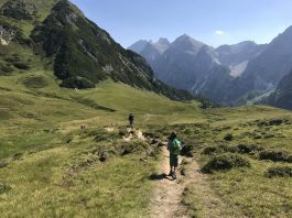 Wandelen met kinderen in de bergen? Ja, dat kan zelfs tijdens een meerdaagse huttentocht met kinderen.