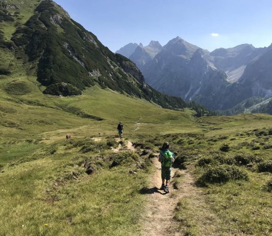 Wandelen met kinderen in de bergen? Ja, dat kan zelfs tijdens een meerdaagse huttentocht met kinderen.