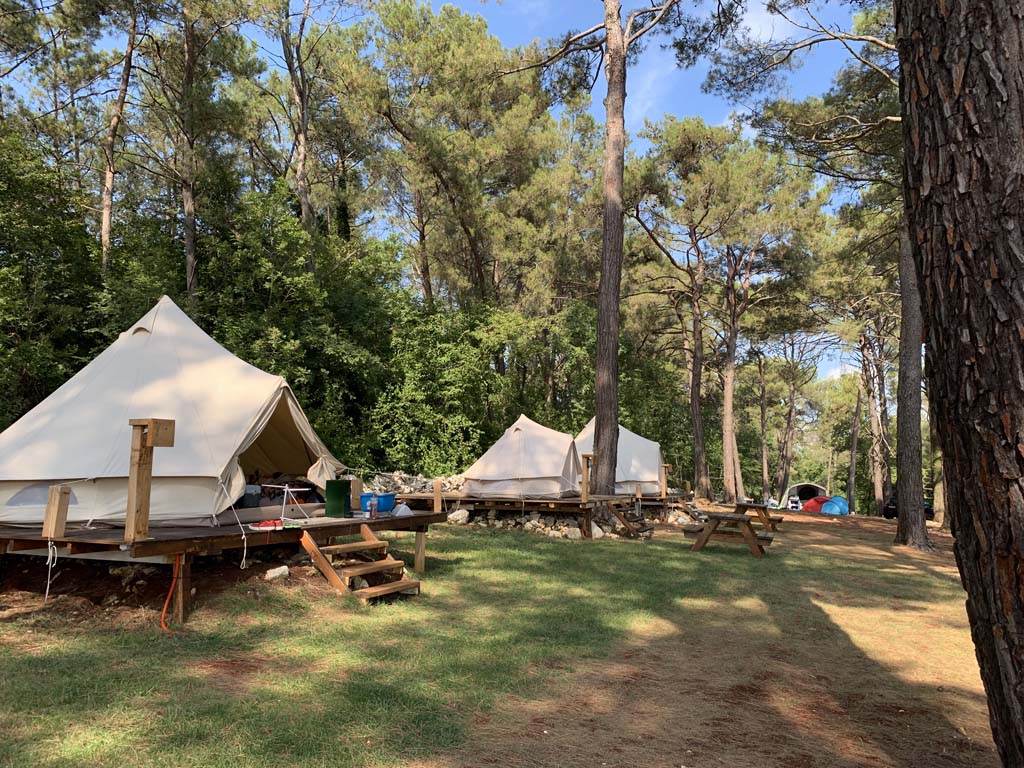 Het rijtje met de Bell-tenten op Camp Dvor.