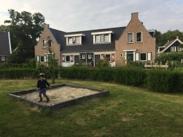 Spelen op het pleintje voor het huisje op Landal Resort Haamstede