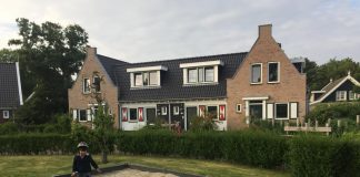 Spelen op het pleintje voor het huisje op Landal Resort Haamstede