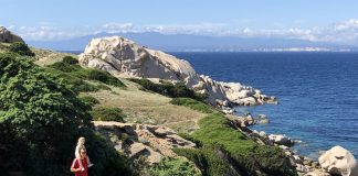Sardinië met kinderen: Wandelen in de natuur en over de rotsen bij Capo Testa