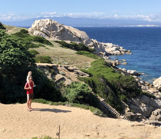 Sardinië met kinderen: Wandelen in de natuur en over de rotsen bij Capo Testa