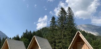 Wij kiezen voor deze houten hutjes op Camp Podljubelj, een kleine camping in Slovenië.