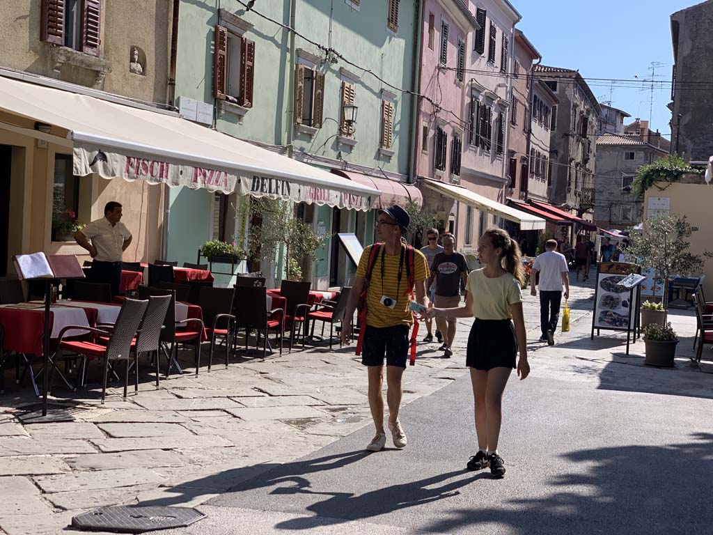 Wandelen door de leuke straatjes van Pula in Kroatië.