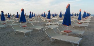 Lege strandbedjes... deze foto is gemaakt een keer aan het einde van de dag. Nu hopel we vooral dat iedereen in de zomer weer op vakantie kan.